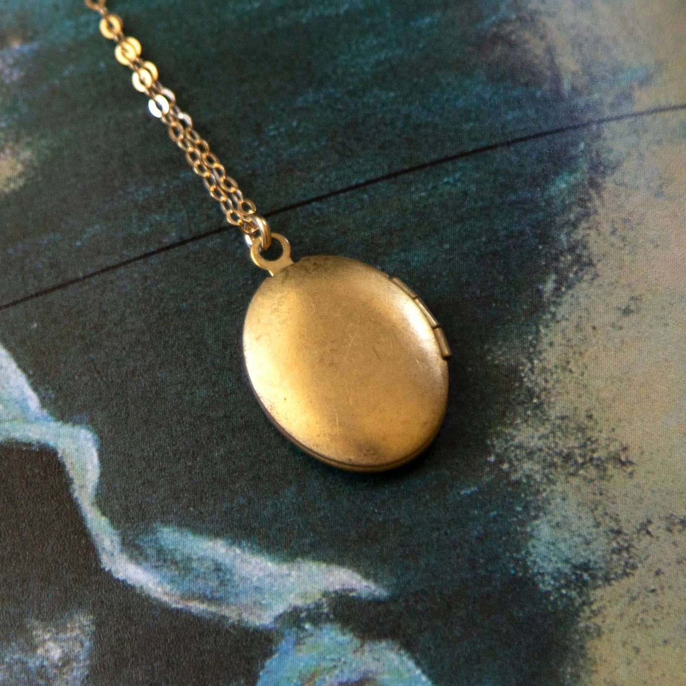 Vintage Medium Oval Locket Necklace (Simple)