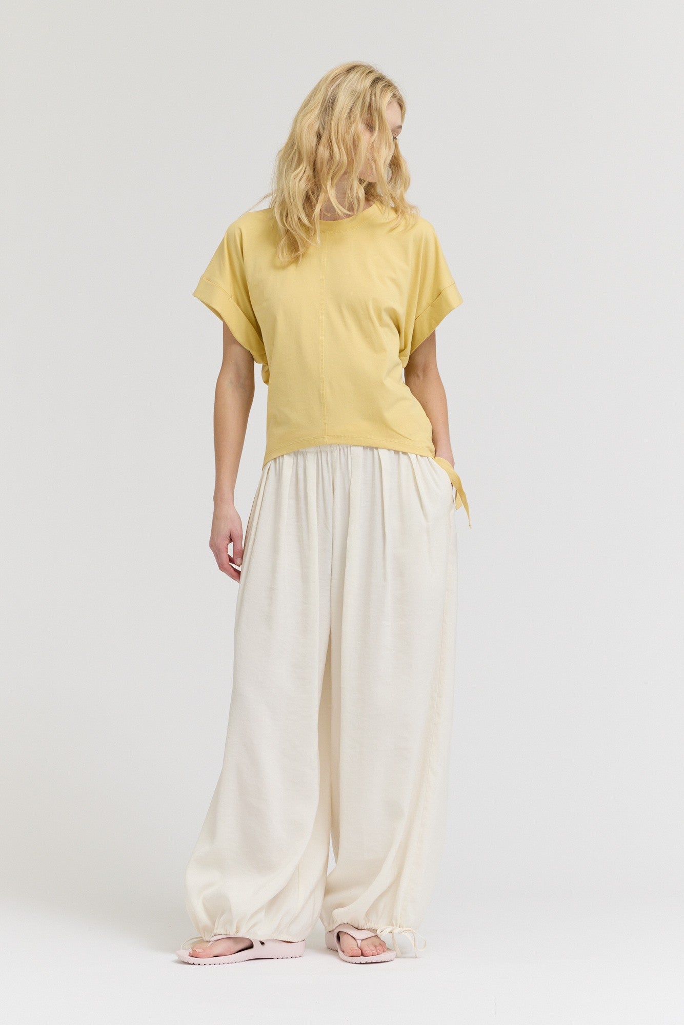 Daffodil Hill Side Srunch Tee