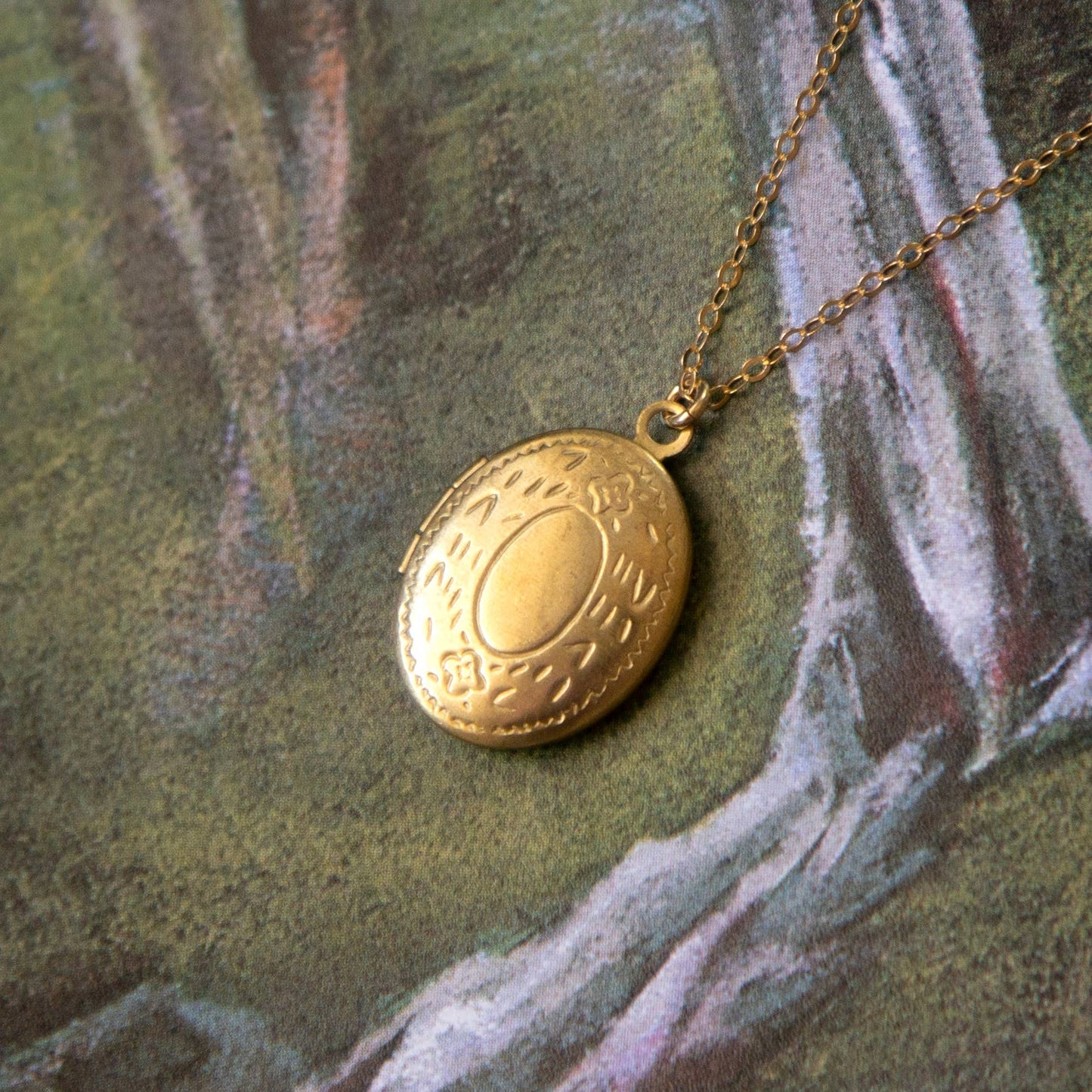 Vintage Medium Oval Locket Necklace (Simple)