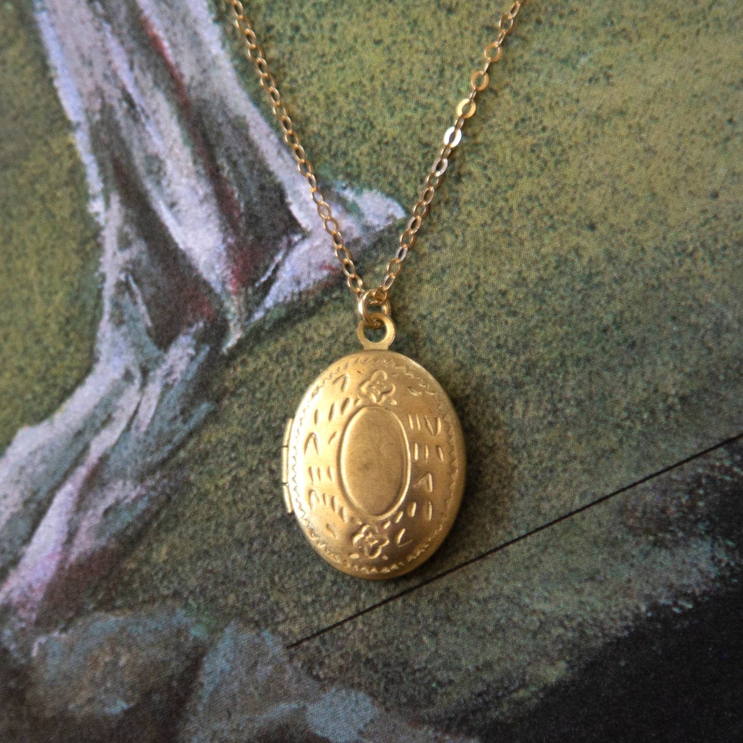 Vintage Medium Oval Locket Necklace (Simple)