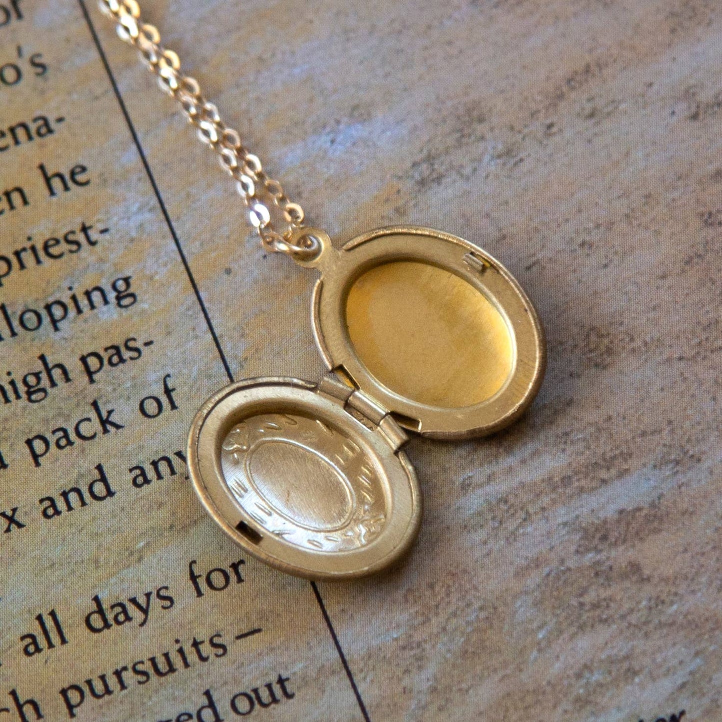 Vintage Medium Oval Locket Necklace (Simple)