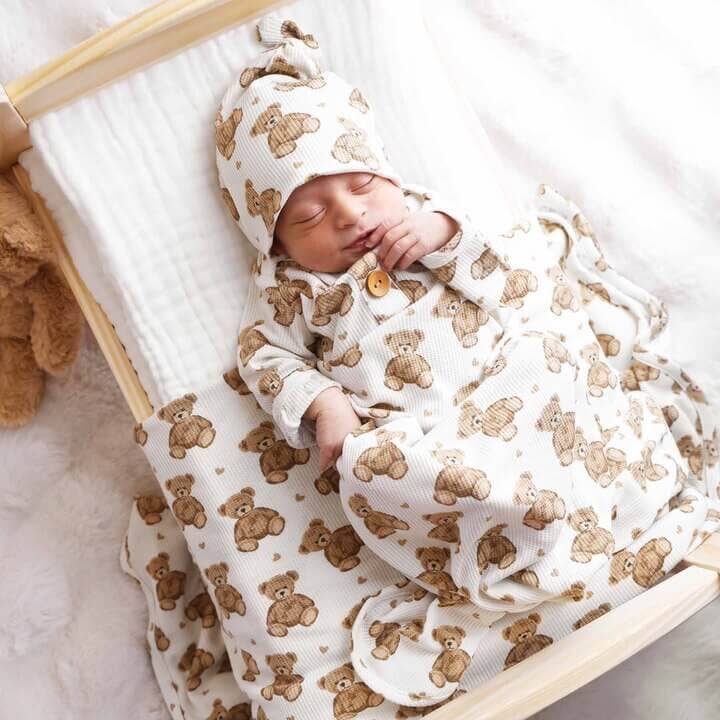 Bamboo Waffle Newborn Baby Knot Gown & Hat Set | Beary Sweet