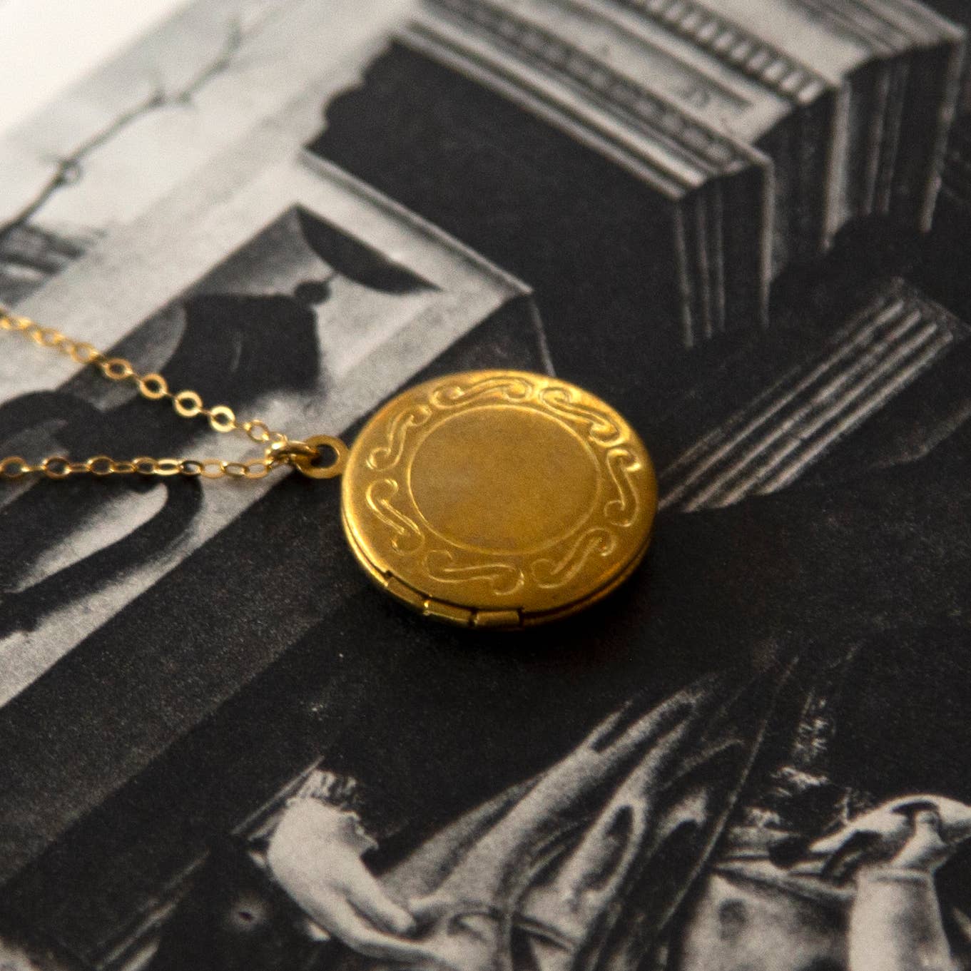 Vintage Large Round Locket Necklace (Simple)