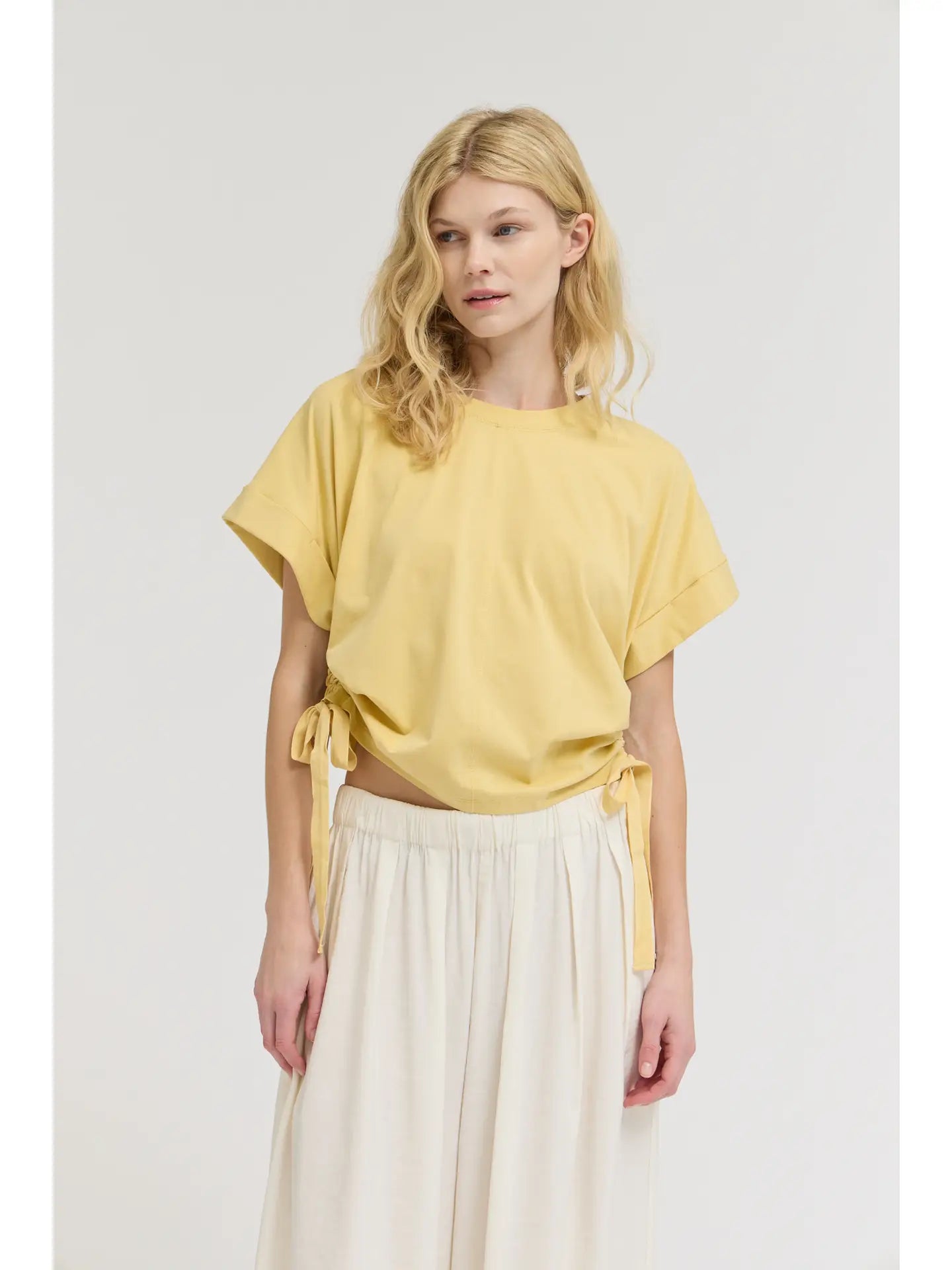 Daffodil Hill Side Srunch Tee
