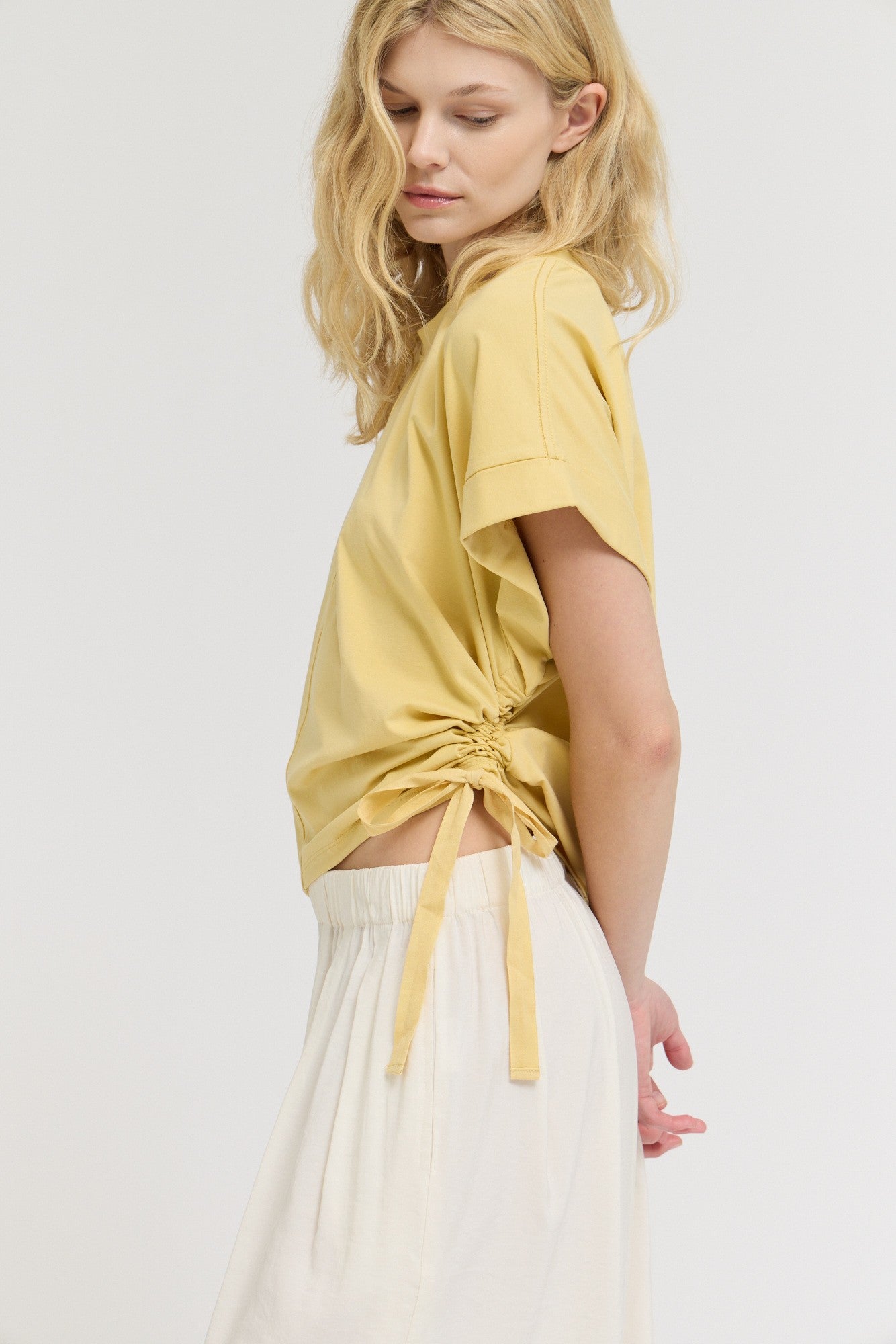 Daffodil Hill Side Srunch Tee